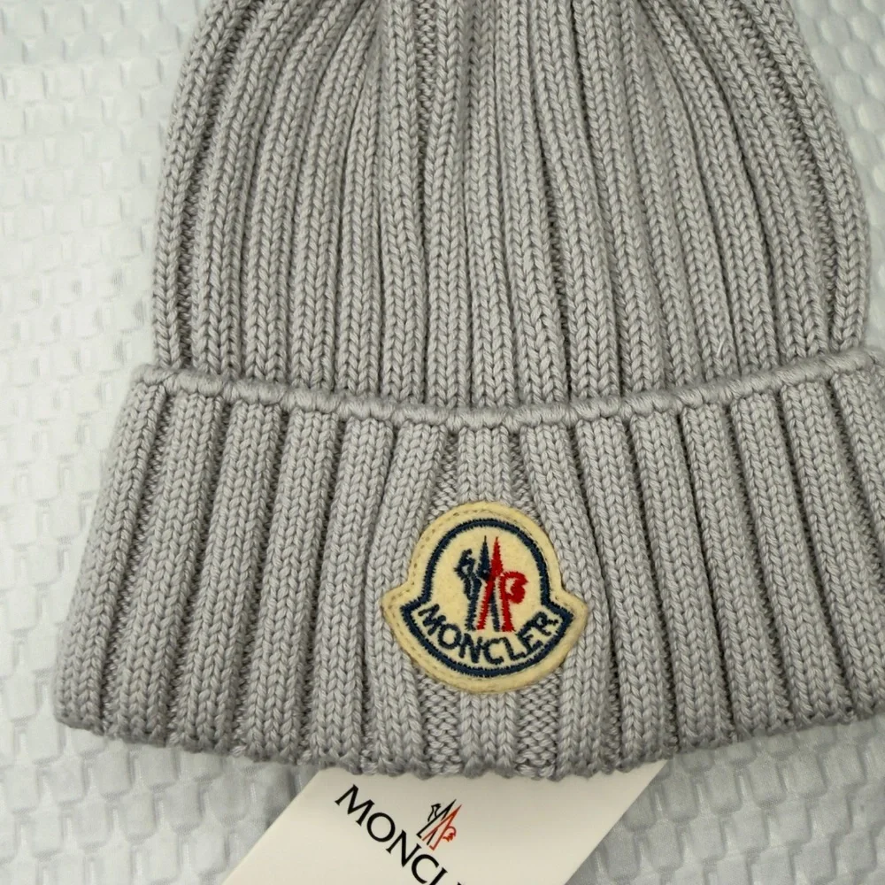 MONCLER WOMEN'S LIGHT GRAY RIBBED KNIT BEANIE W/ POM POM -SAME DAY SHIP - Picture 2 of 5